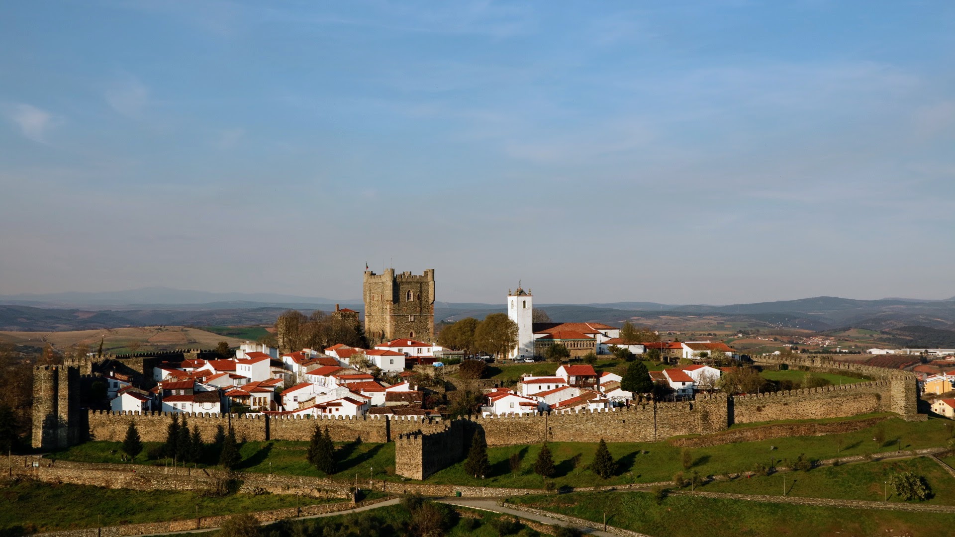 Vista panorâmica da cidadela e do Castelo de Bragança, com a torre de menagem e as muralhas em destaque.